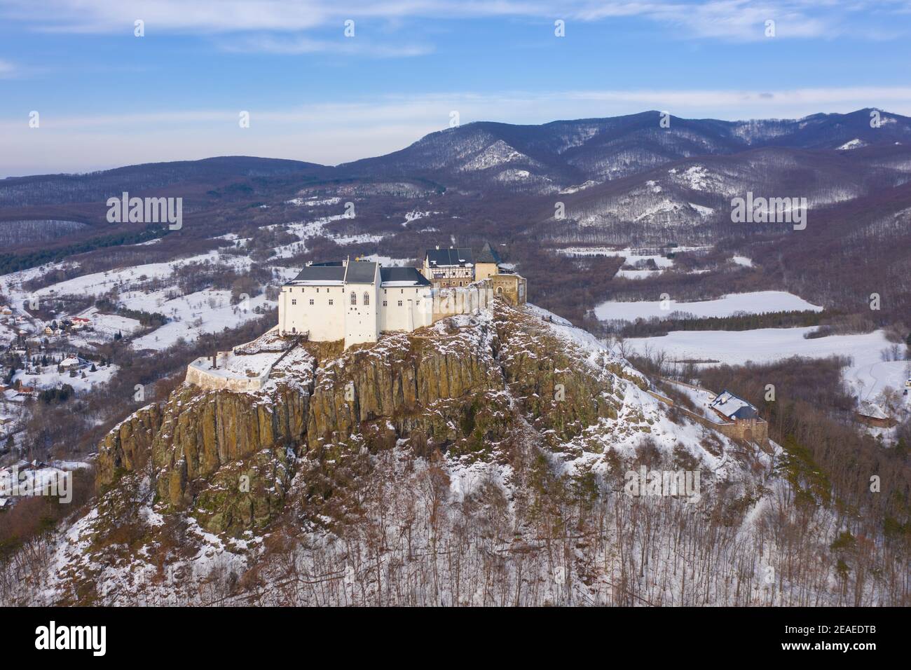 Füzér, Ungheria - Vista aerea del famoso castello di Fuzer costruito su una collina vulcanica chiamata Nagy-Milic. Le montagne Zemplen sullo sfondo. Foto Stock