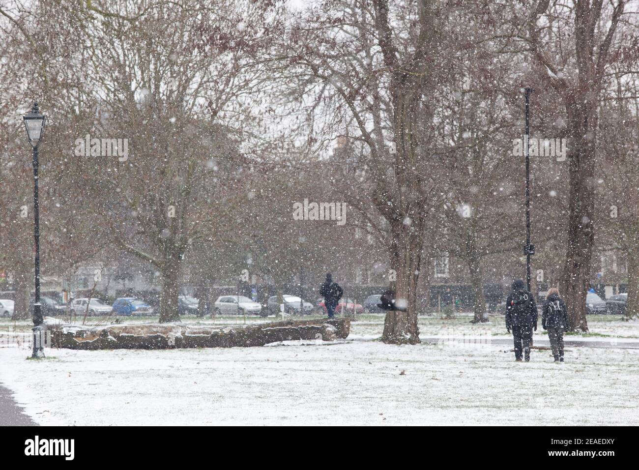 Londra, Regno Unito. 9 febbraio 2021: Dopo tre giorni di neve a Londra inizia a stabilirsi e i venti sono caduti mentre Storm Darcy è passato. Su Clapham Common alcune persone prendono esercizio, a piedi, o ritorno dai negozi. Credit: Anna Watson/Alamy Live News Foto Stock