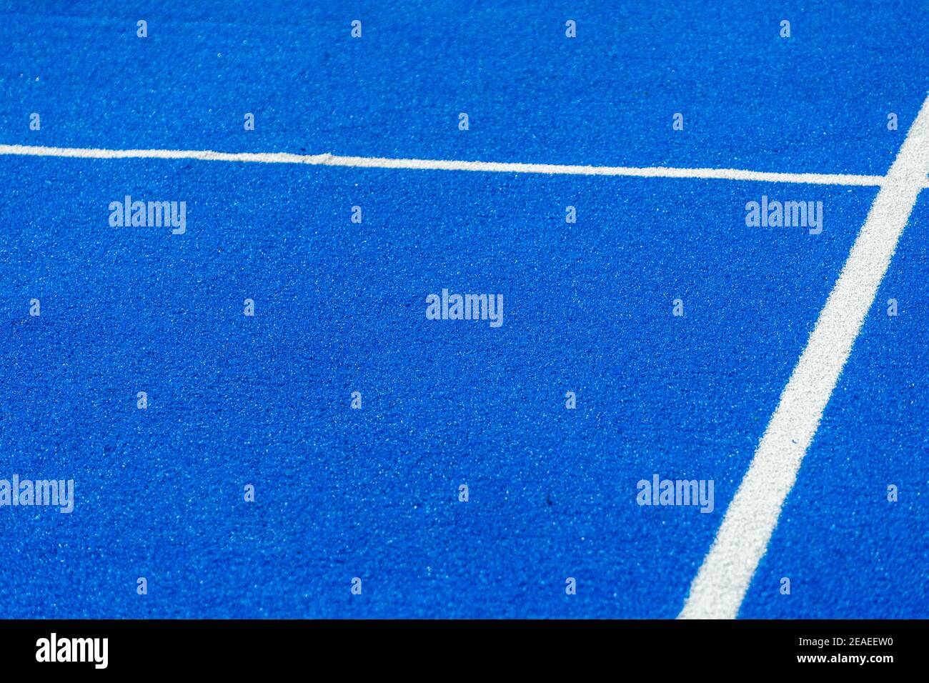 Campo da tennis, paddle ball o pickleball blu luminoso vicino alla linea di servizio all'aperto. Foto Stock