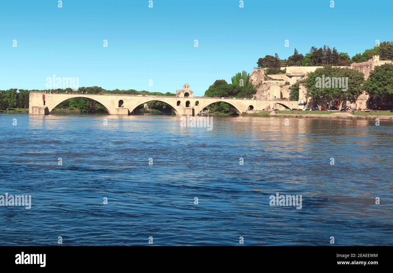 Il ponte di Avignone che estende la città dei papi in Provenza. Foto Stock