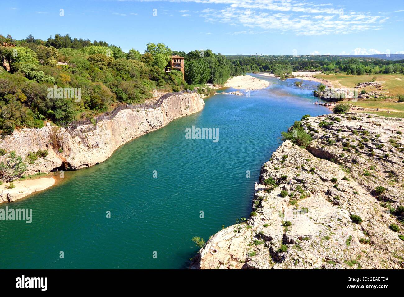 Il roach nelle rocce sotto il Pont du Gard Foto Stock