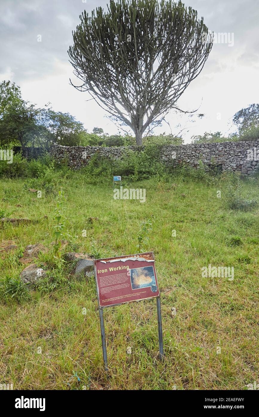 Lapide di ferro al complesso Thimlich Ohinga (UNESCO) in Kenya, Africa Foto Stock