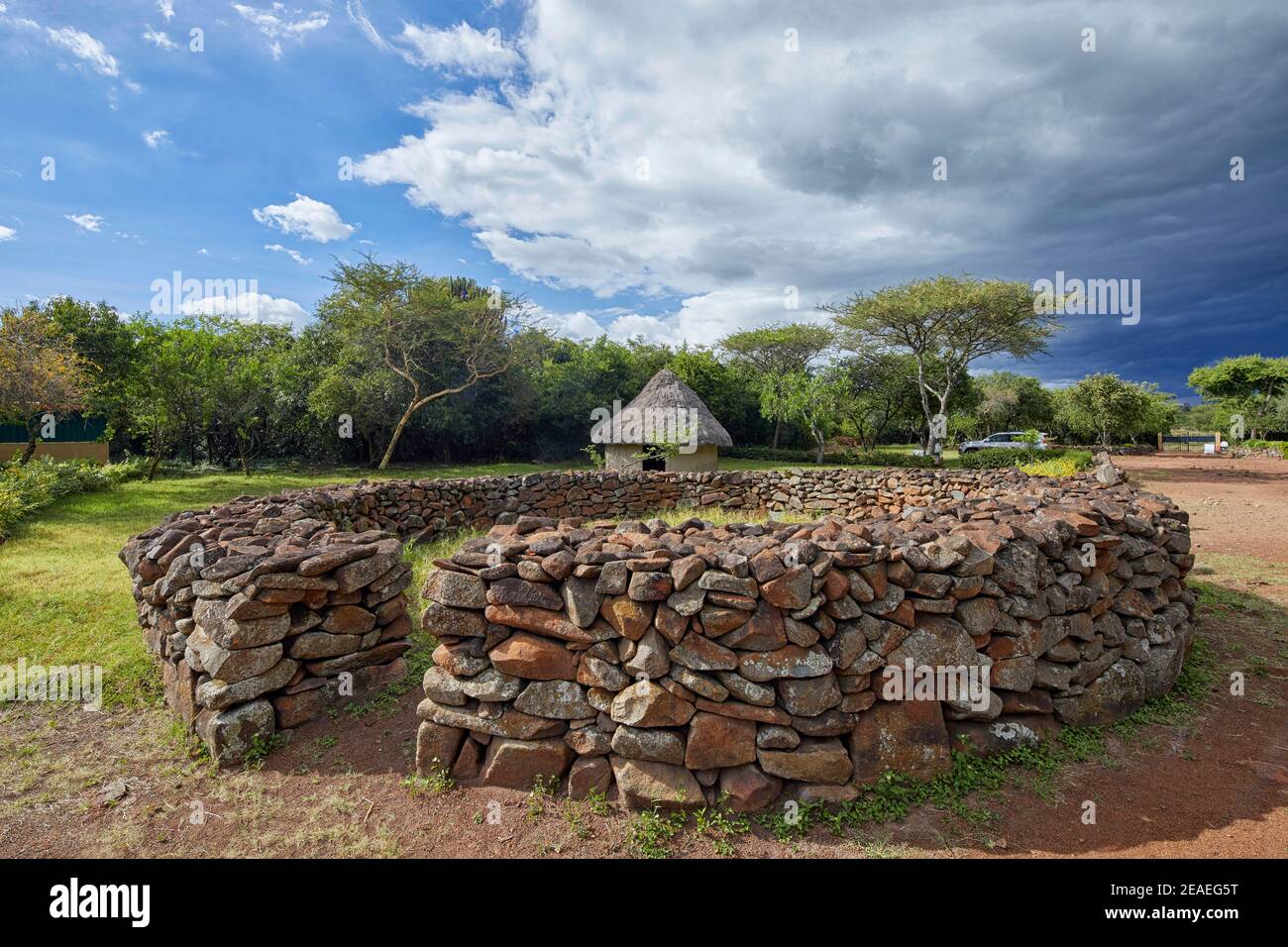 Bestiame Kraal e Luo Boma al Thimlich Ohinga complesso (Unesco) in Kenya, Africa Foto Stock