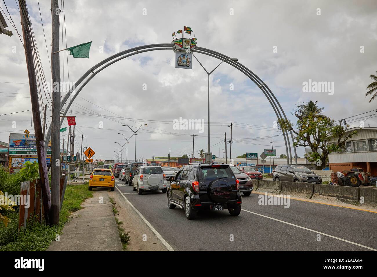 Golden Jubilee of Independence Arch sulla East Bank Public Road, Georgetown, Guyana Foto Stock