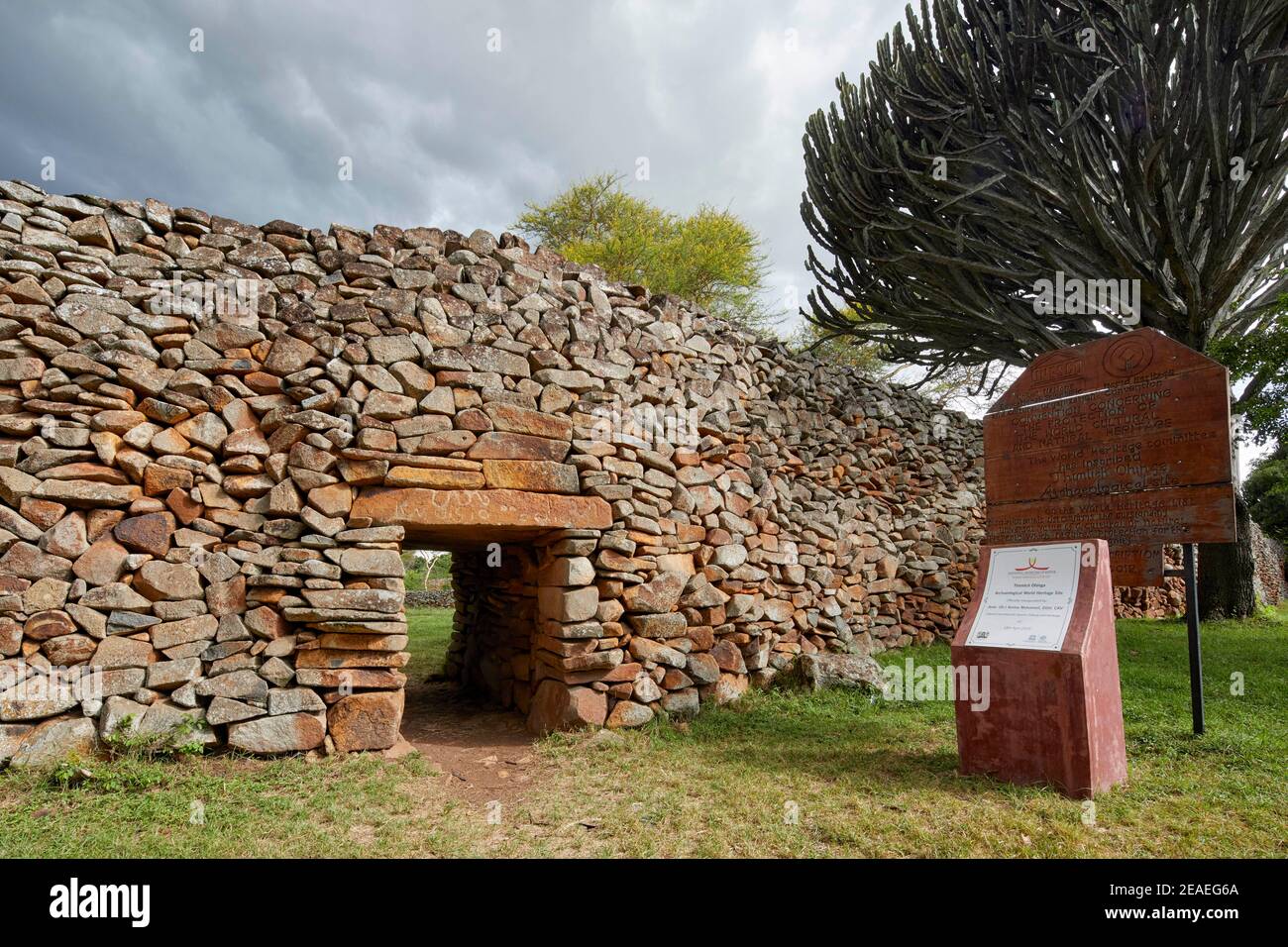 Ingresso principale al complesso Kochieng al complesso Thimlich Ohinga (UNESCO) in Kenya, Africa Foto Stock