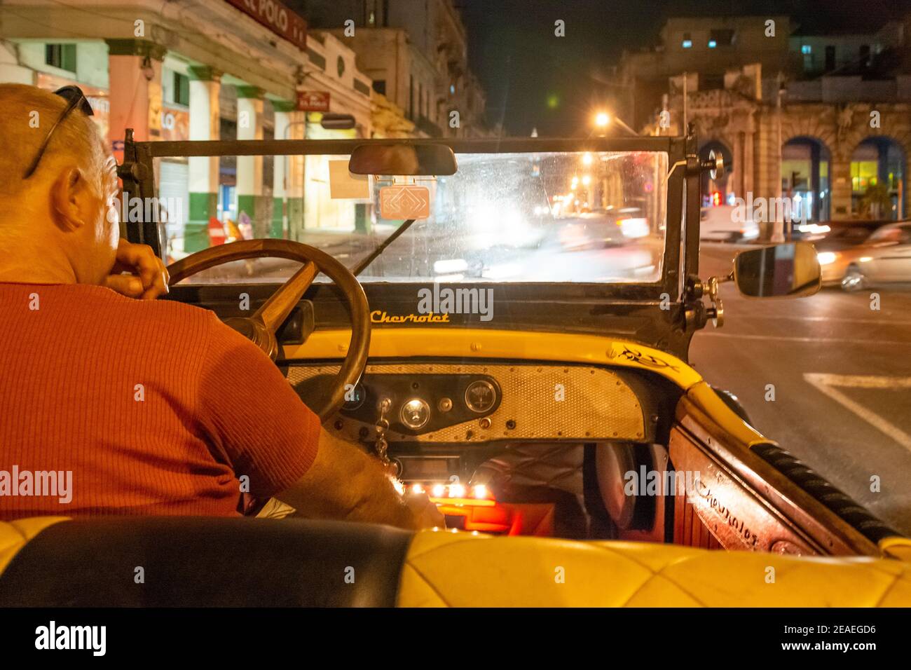 Taxi turistico convertibile d'epoca a l'Avana di notte, Cuba Foto Stock