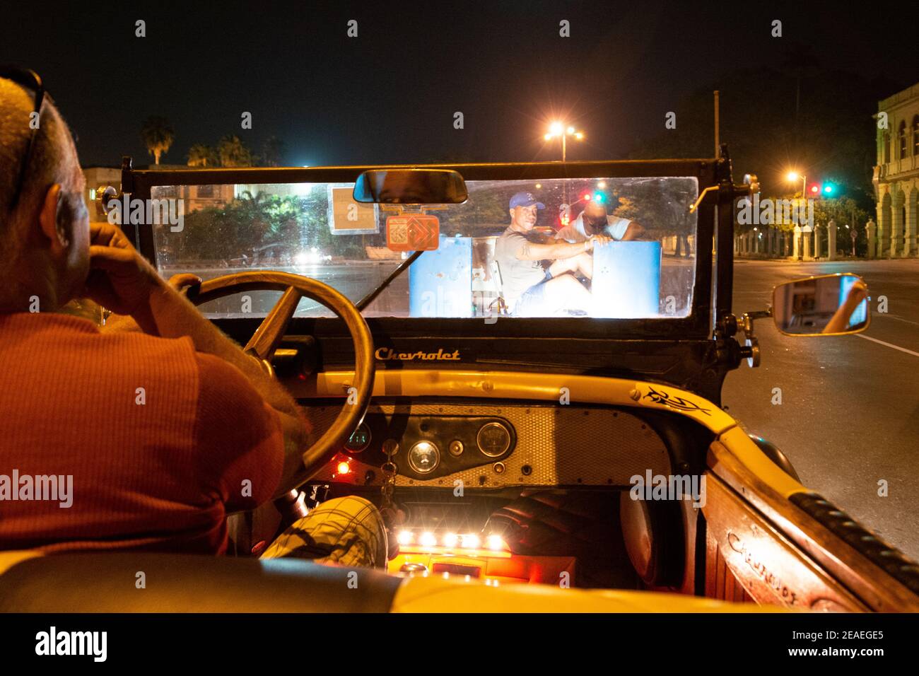 Taxi turistico convertibile d'epoca a l'Avana di notte, Cuba Foto Stock