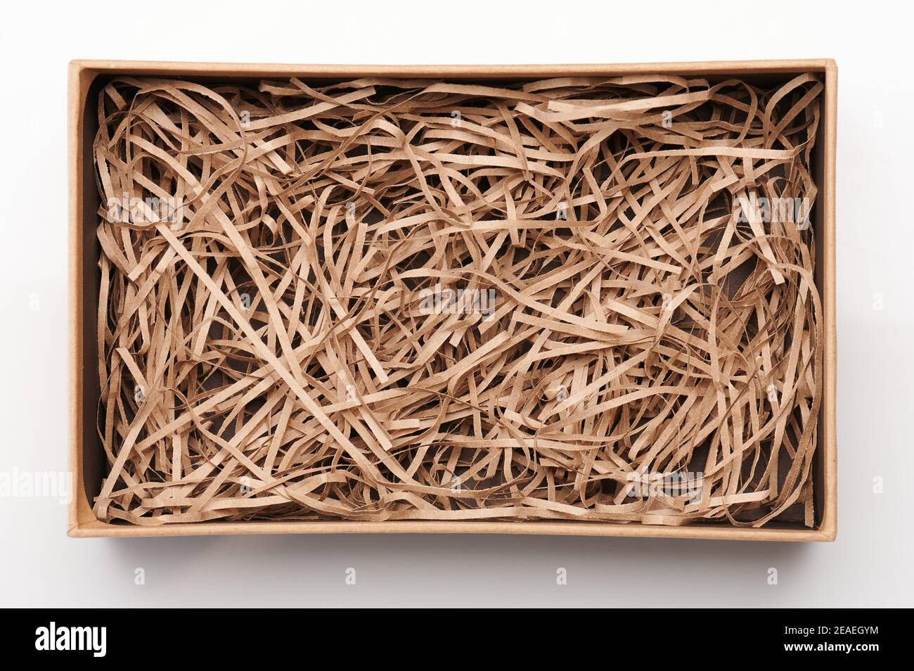 Aprire la scatola marrone con carta trinciata sopra la vista dall'alto isolata Foto Stock