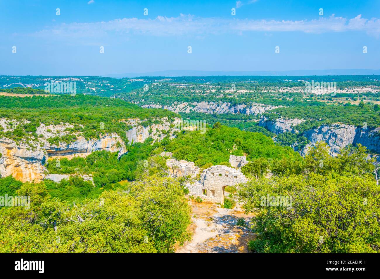 Il Castello di Buoux si affaccia sul parco naturale regionale del Luberon in Francia Foto Stock