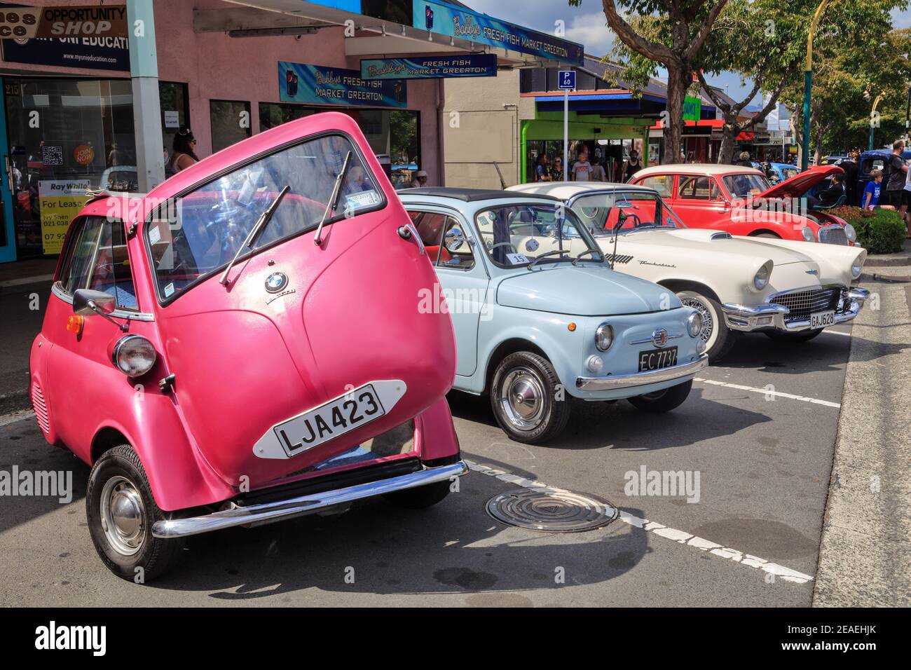 Piccole auto classiche. Una BMW 1962 Isetta accanto ad una Fiat Saloon 500 Foto Stock