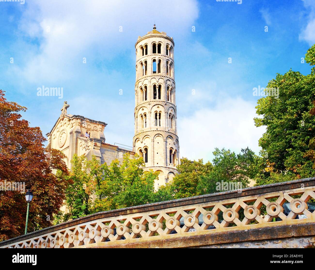 La torre Fenestrelle adiacente Cattedrale di Saint Théodorit a Uzès, Occitanie, Francia. Foto Stock