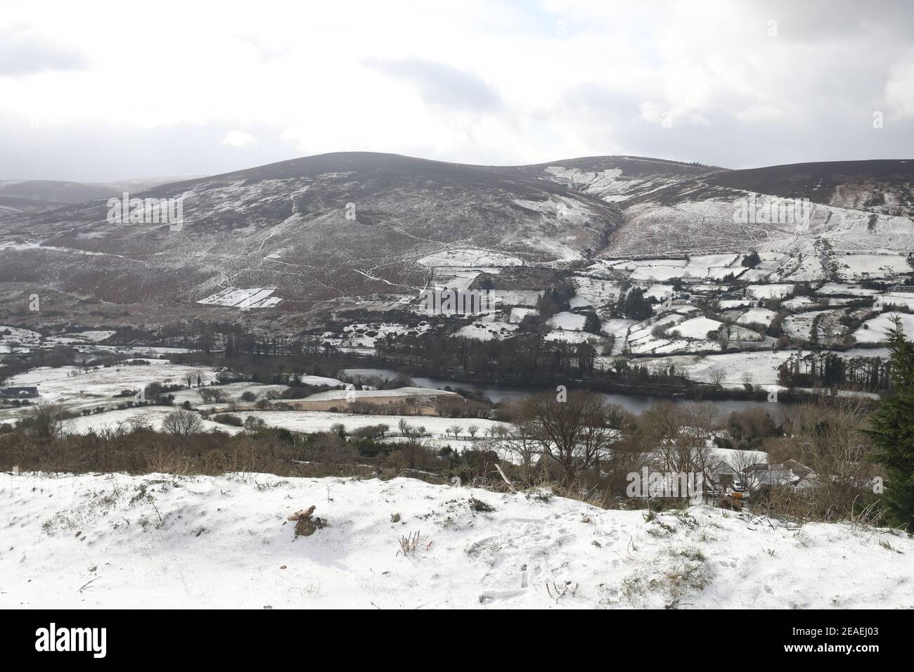 Le colline innevate di Glenasmole, Co. Dublin, mentre Storm Darcy continua a portare ghiaccio, neve e venti freddi in Irlanda e nel Regno Unito. Data immagine: Martedì 9 febbraio 2021. Foto Stock