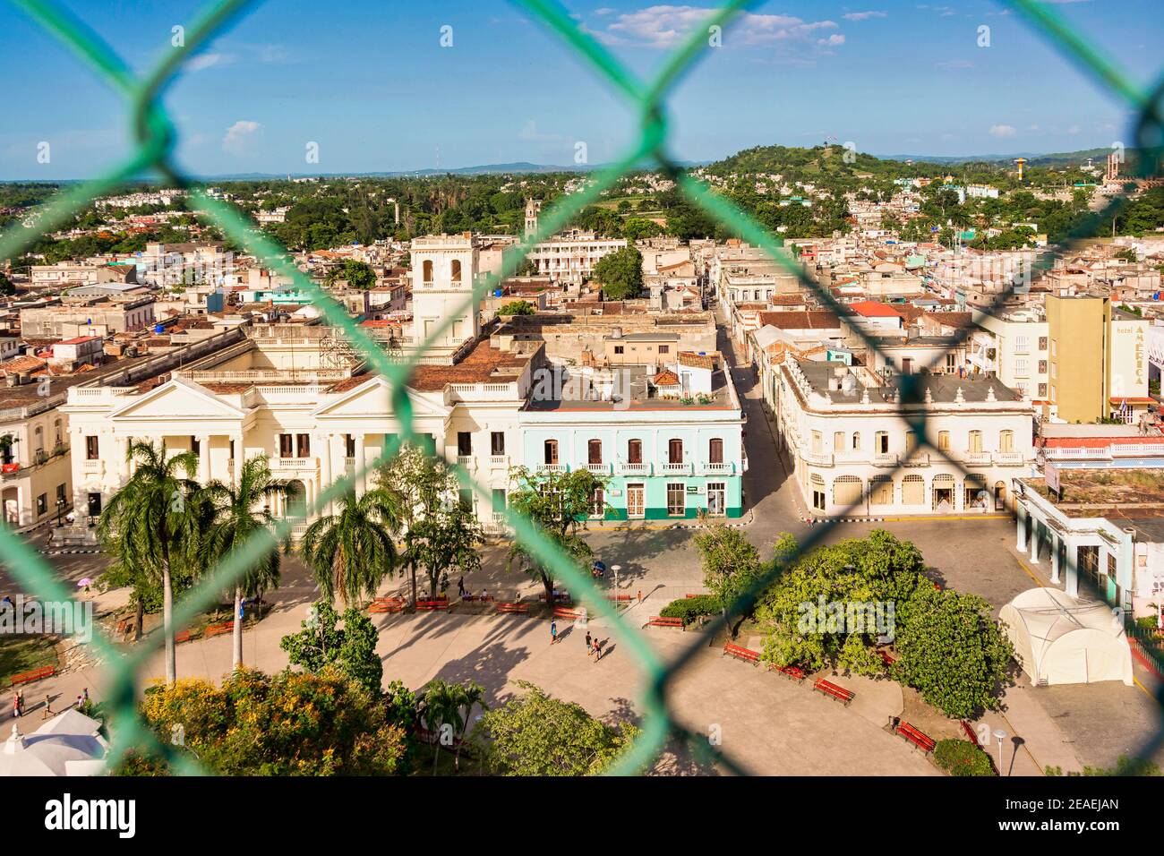 La Biblioteca pubblica Provinciale Jose Marti nella piazza Leoncio Vidal o parque visto dal Santa Clara Libre Hotel. Foto Stock