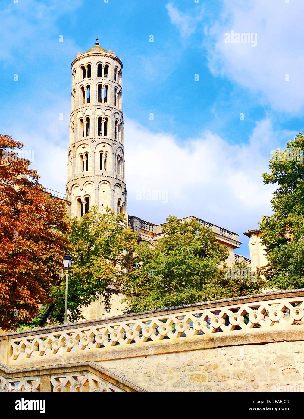La torre Fenestrelle adiacente Cattedrale di Saint Théodorit a Uzès, Occitanie, Francia. Foto Stock