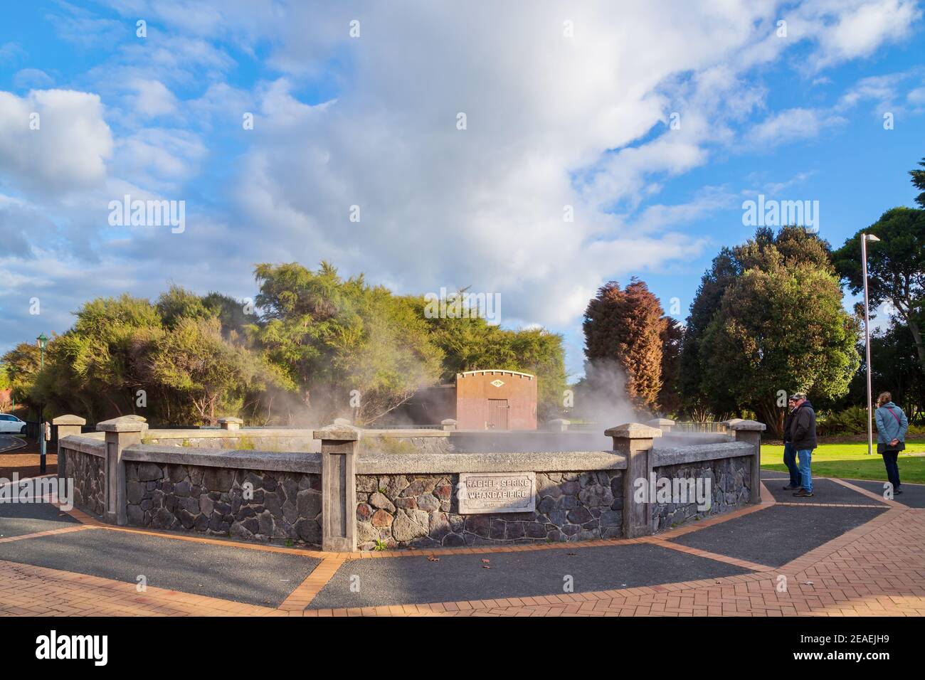 Whangapipiro (Rachel Spring), una piscina geotermica in ebollizione nei Giardini governativi, Rotorua, Nuova Zelanda Foto Stock