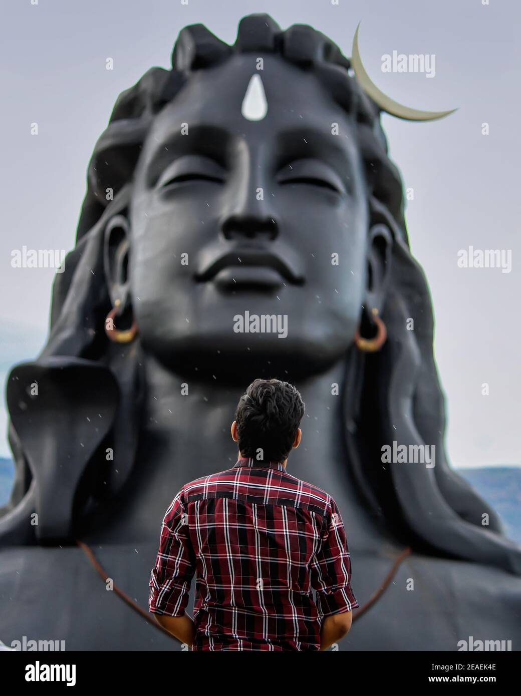Statua del signore Shiva sotto la pioggia Foto Stock