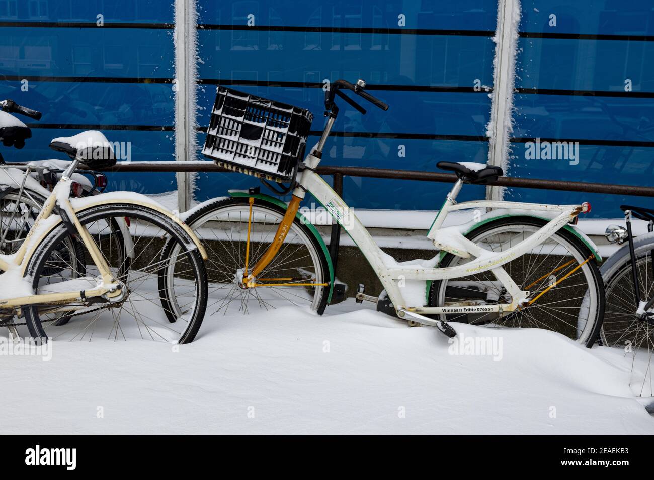 ZUTPHEN, PAESI BASSI - 08 febbraio 2021: Biciclette parcheggiate da città con un sacco di neve dopo una tempesta di neve Foto Stock