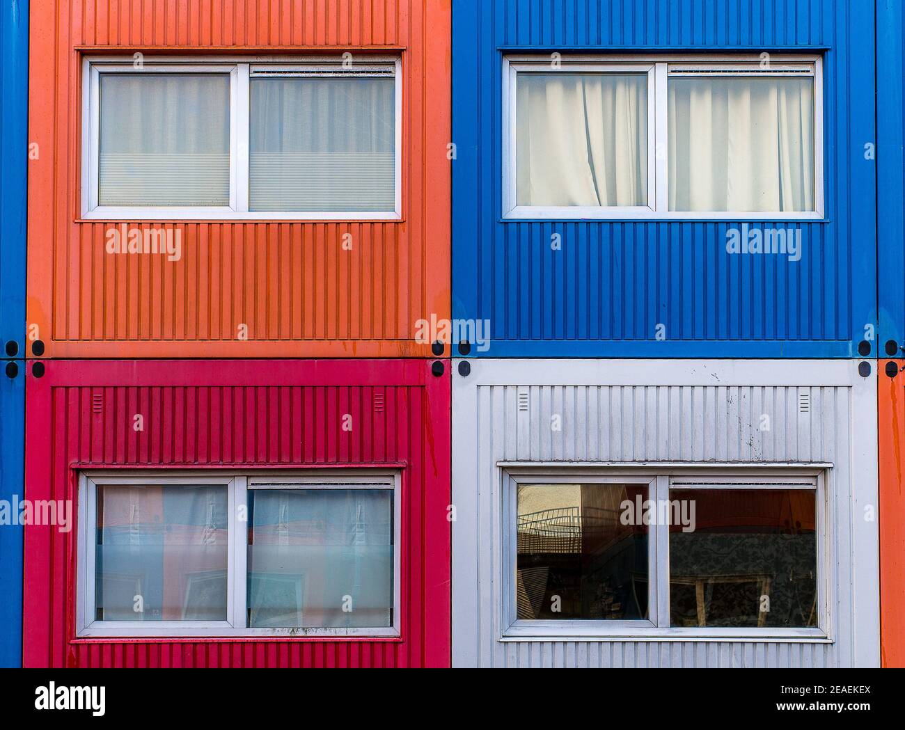 Edificio residenziale con case di contenimento temporaneo per studenti o rifugiati Foto Stock