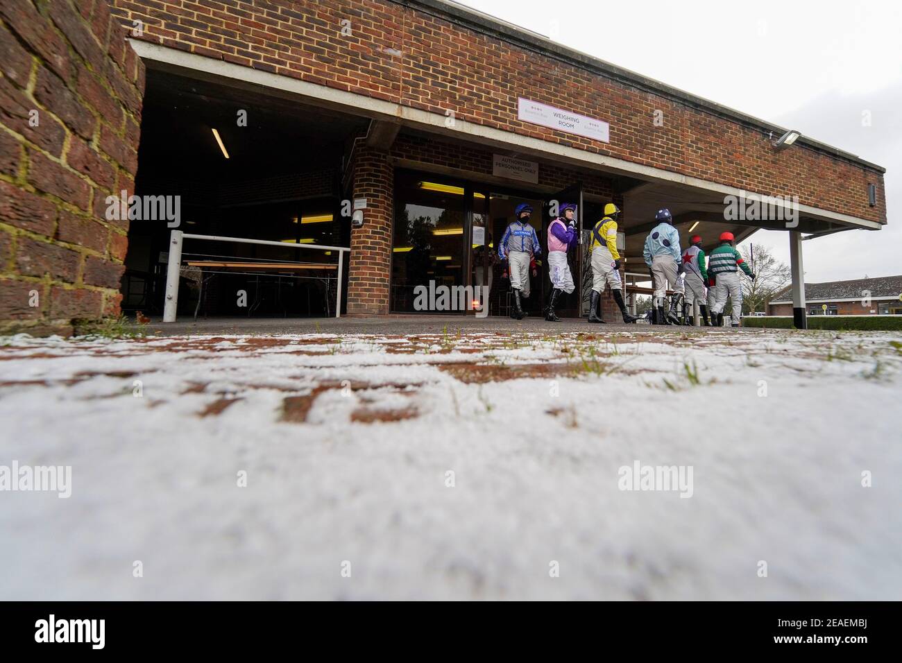 Una vista generale mentre i jokey lasciano la sala di pesatura all'ippodromo di Kempton. Data immagine: Martedì 9 febbraio 2021. Foto Stock