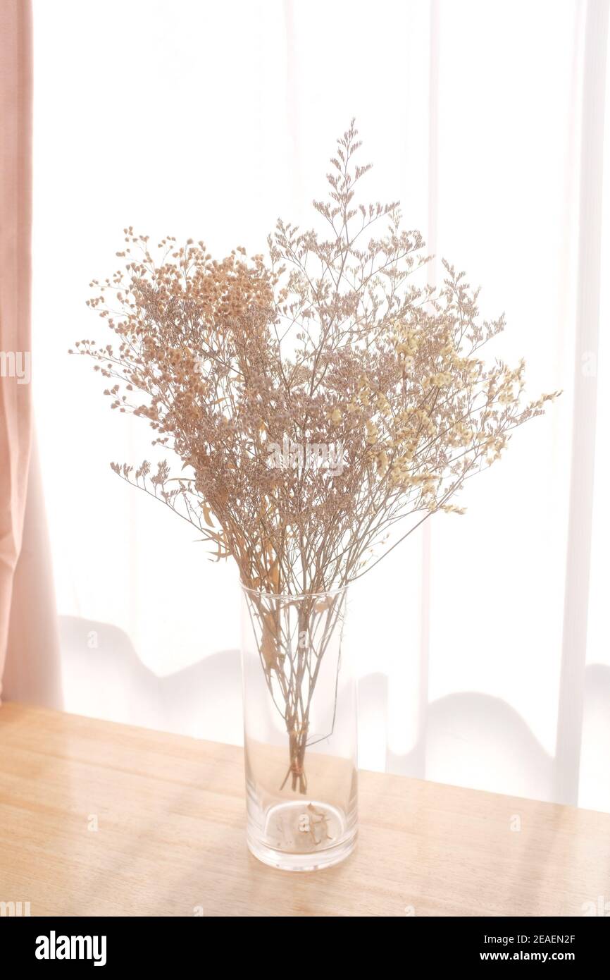 Colpo verticale di rami decorativi secchi di fiori in un trasparente vaso  sul tavolo Foto stock - Alamy