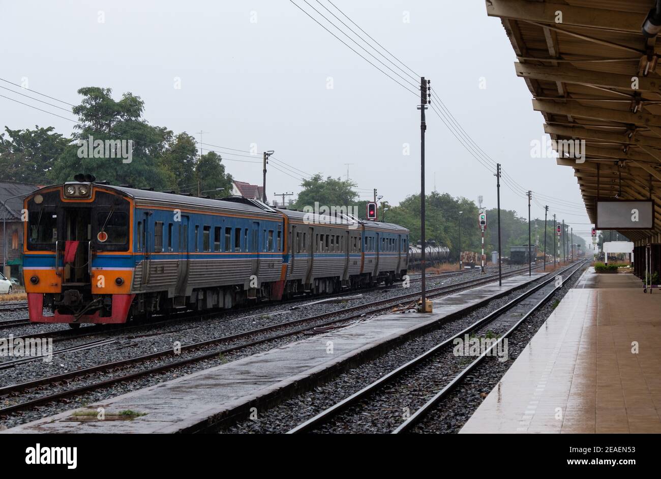 Diesel più unità del treno locale stanno partendo dalla stazione della città dopo aver ricevuto il semaforo verde, è consentito lasciare la stazione, northe Foto Stock