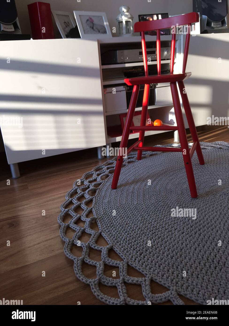 Laboratorio di lavorazione a maglia con un panno da tavolo fatto a mano. Foto Stock