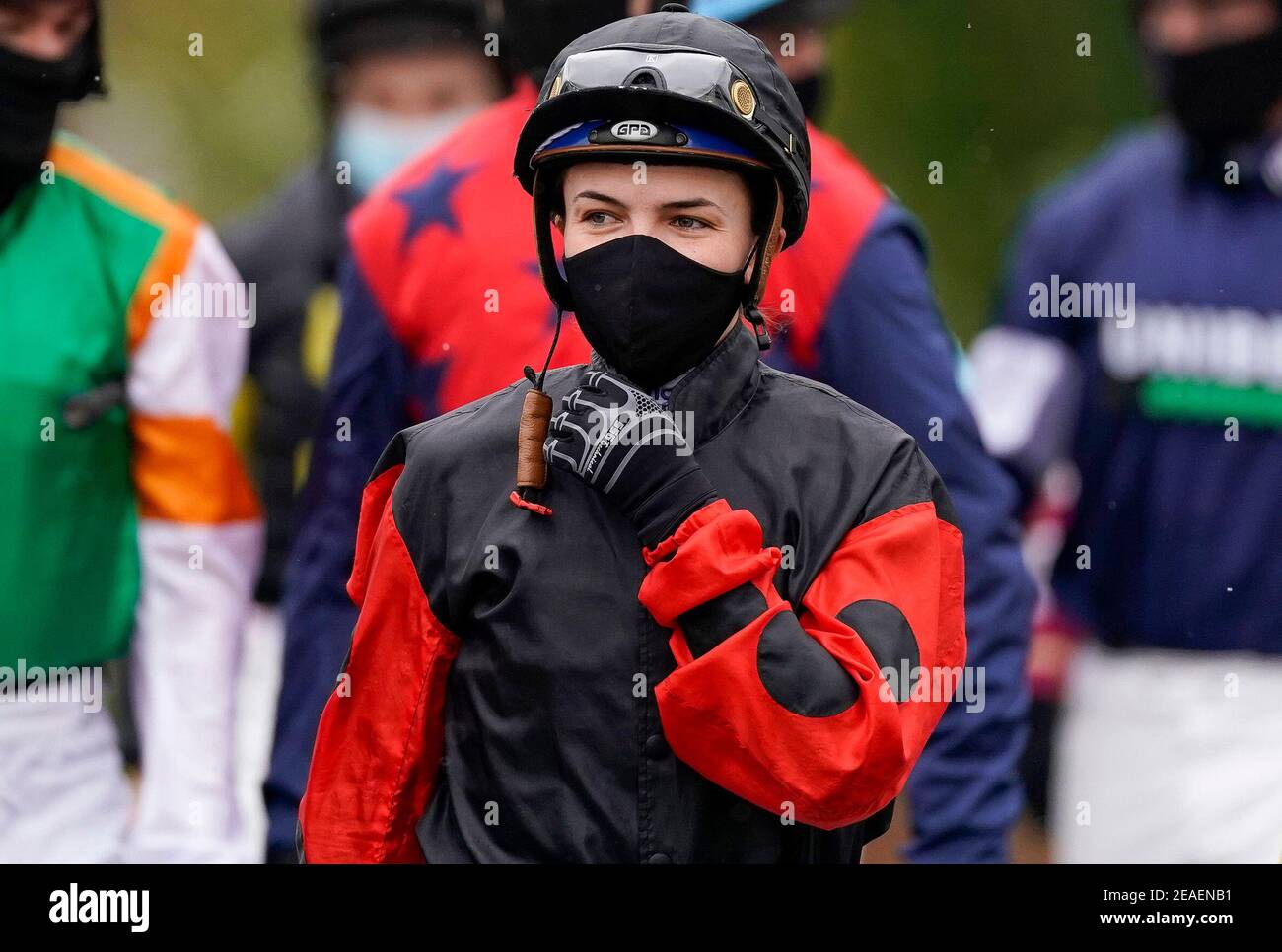 Jockey Megan Nicholls si fa strada al ring della parata all'ippodromo di Kempton. Data immagine: Martedì 9 febbraio 2021. Foto Stock