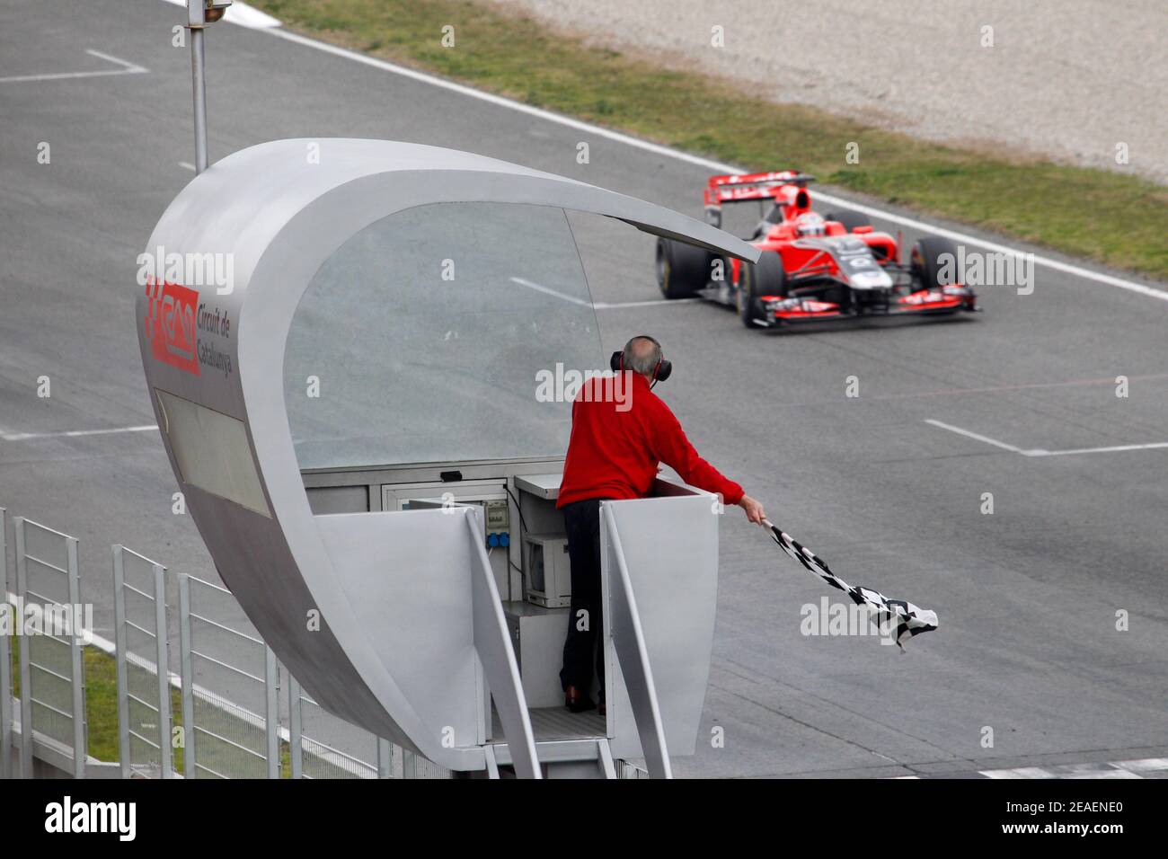 Vettura di Formula uno che attraversa la bandiera a scacchi al termine di una gara di Gran premio a Montmelo, Spagna Foto Stock