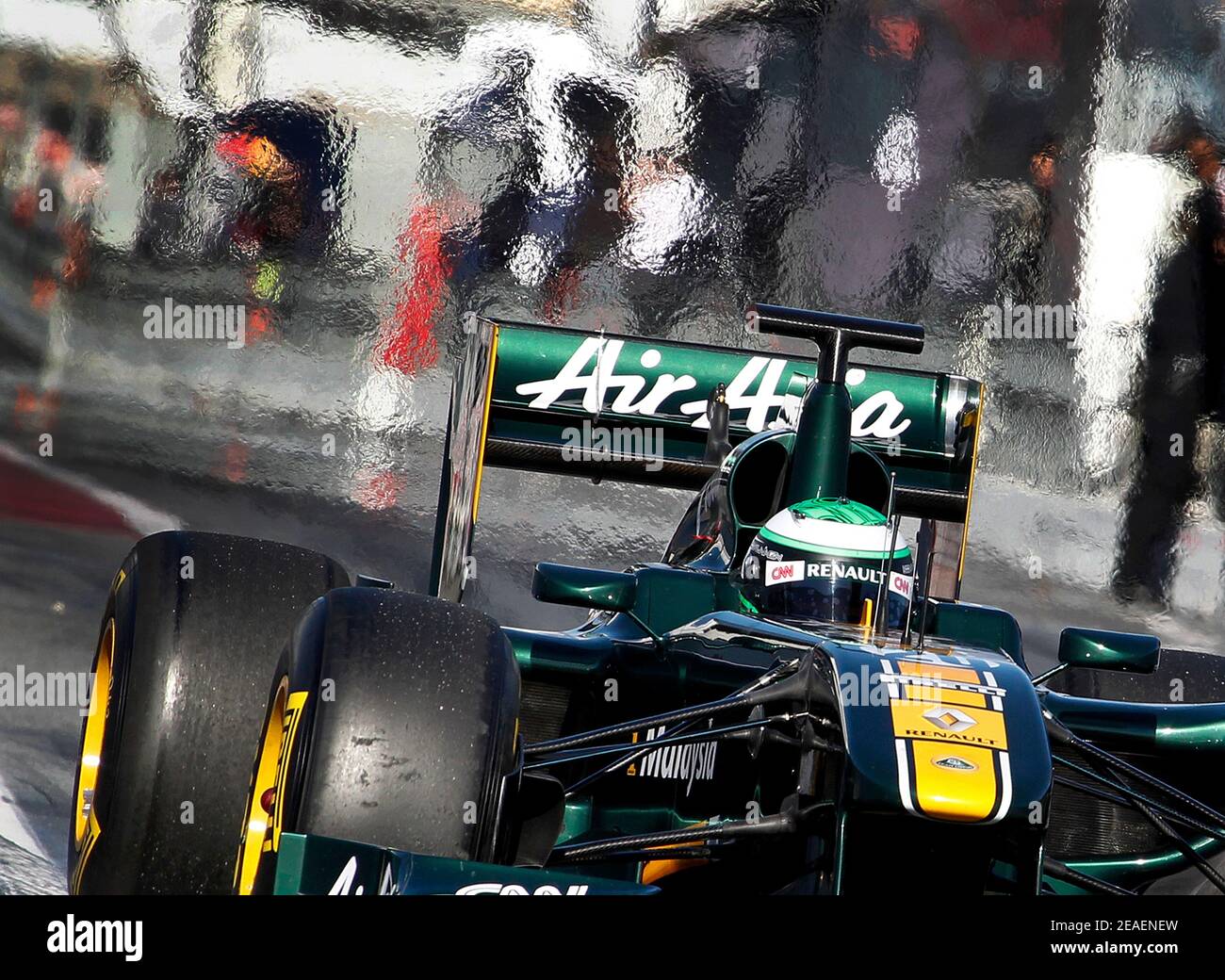 Heikki Kovalainen, pilota finlandese nella Lotus 2011, in attesa di lasciare la pit lane ai test pre-stagione sul circuito di Catalogna, in Spagna Foto Stock