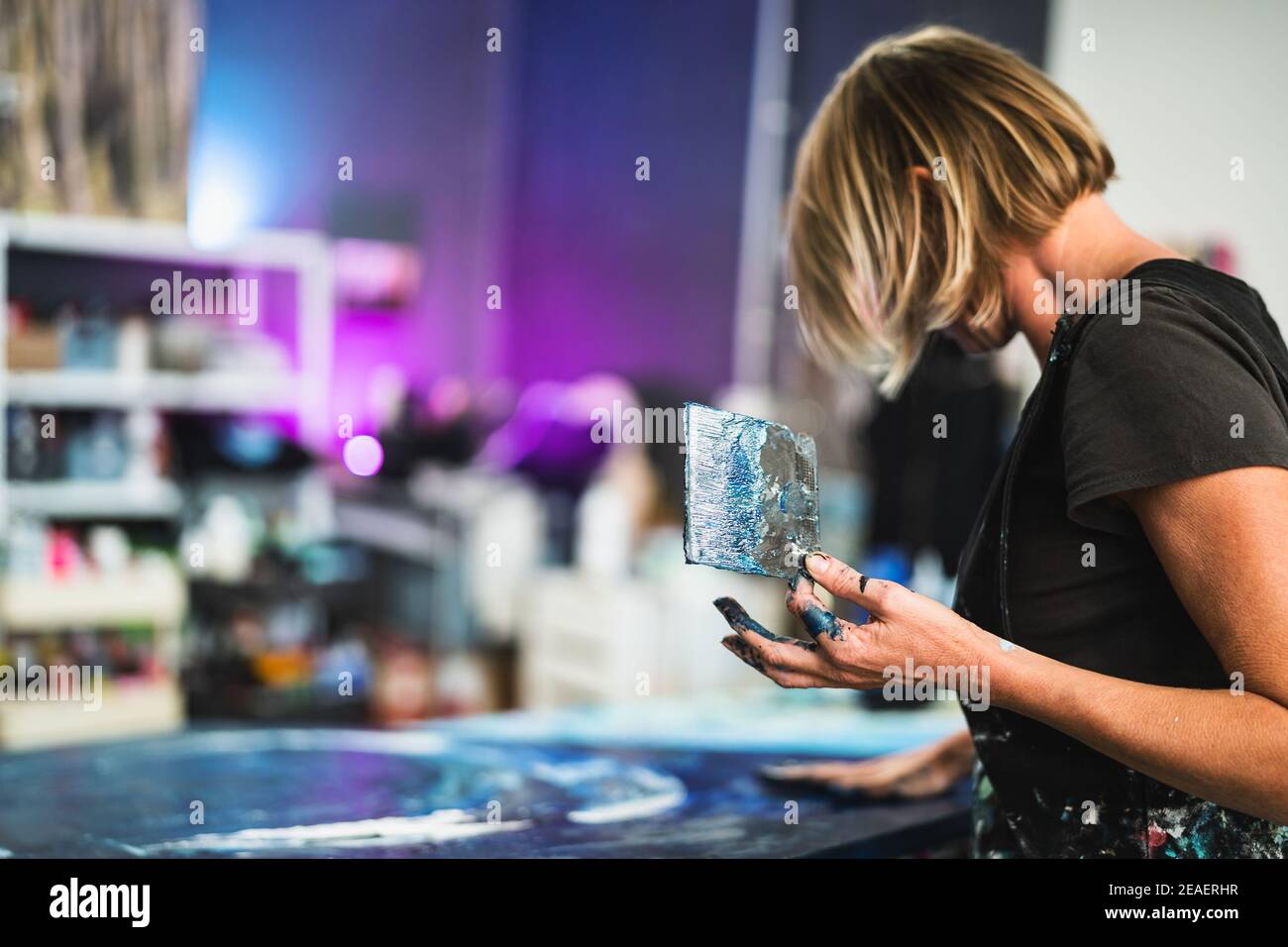 Donna artista pittura su tela in laboratorio - Pittore concetto di lavoro e artigianato creativo Foto Stock