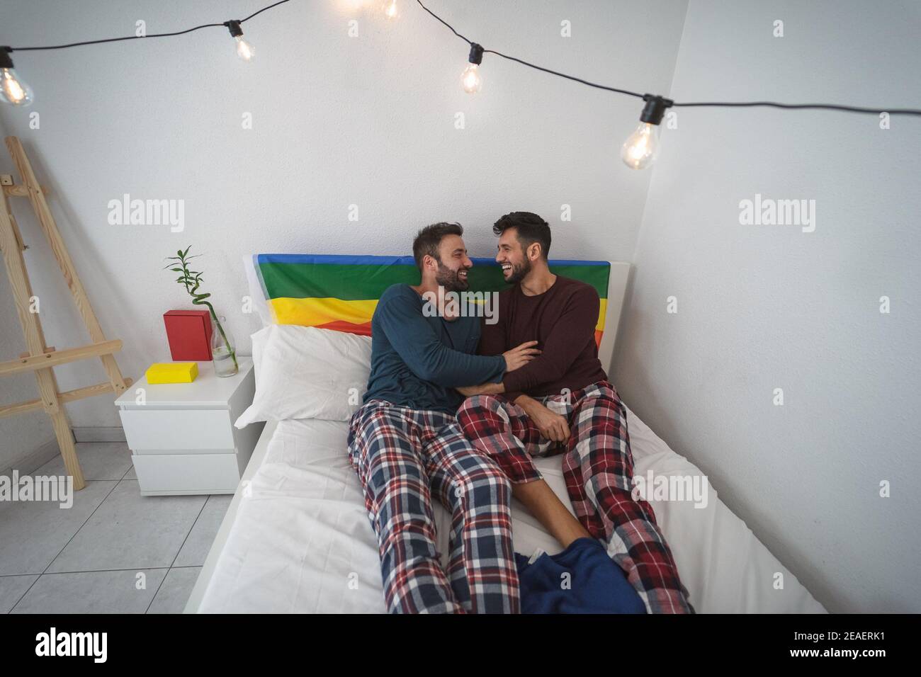 Felice coppia gay che ha momenti teneri in camera da letto - omosessuale relazione d'amore e concetto di uguaglianza di genere Foto Stock