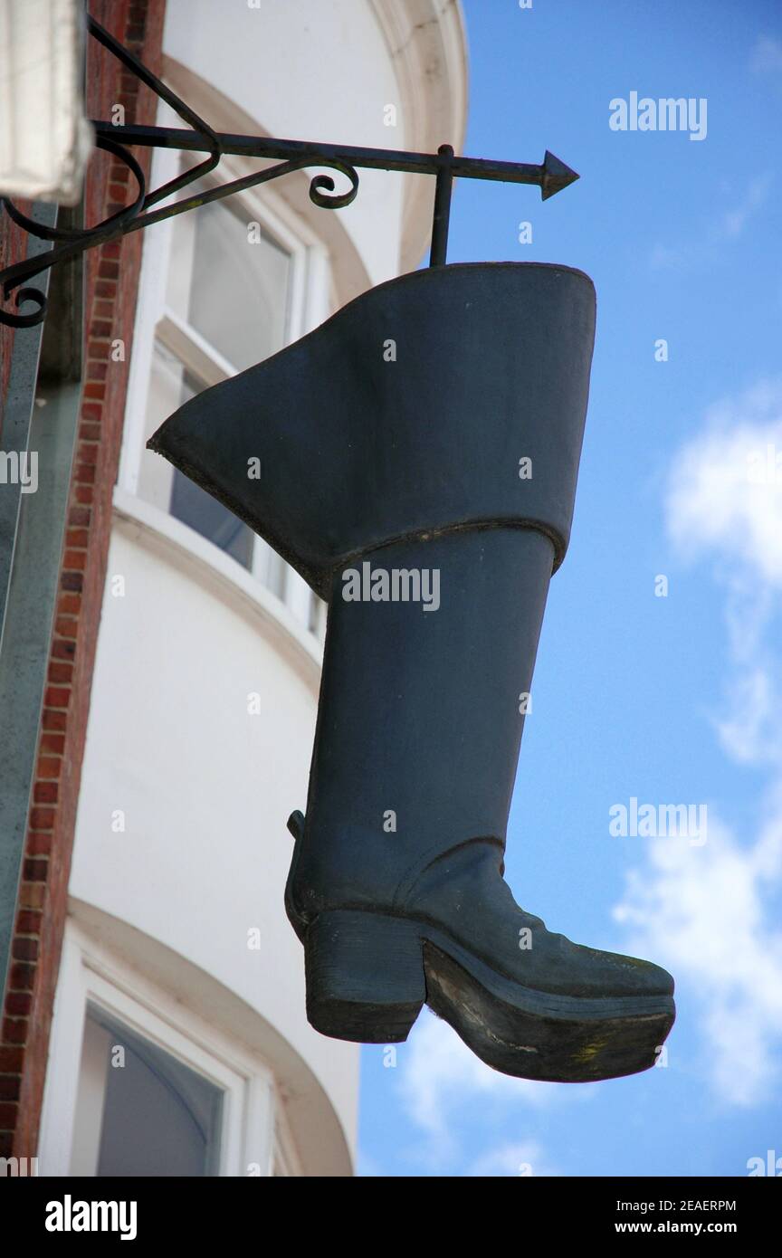 Replica Marlborough secchio stivale in pelle nera. Appendere fuori il negozio di scarpe Clarks, East Street, Chichester, West Sussex. Realizzato tra il 1700 Foto Stock