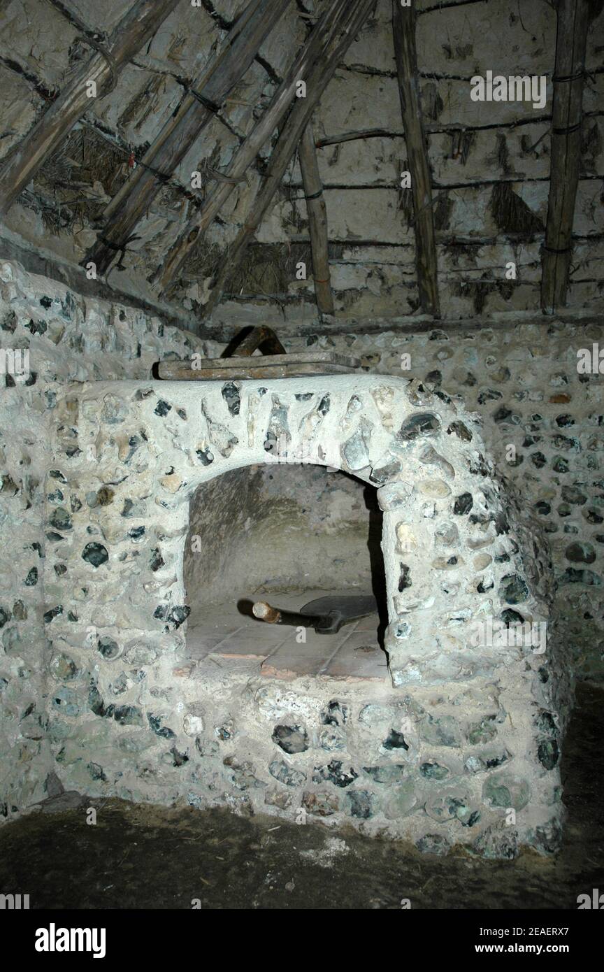 Forno all'interno della casa medievale dal villaggio medievale desertato di Hangleton. Weald e Downland Open Air Museum, Singleton, vicino a Chichester, West su Foto Stock