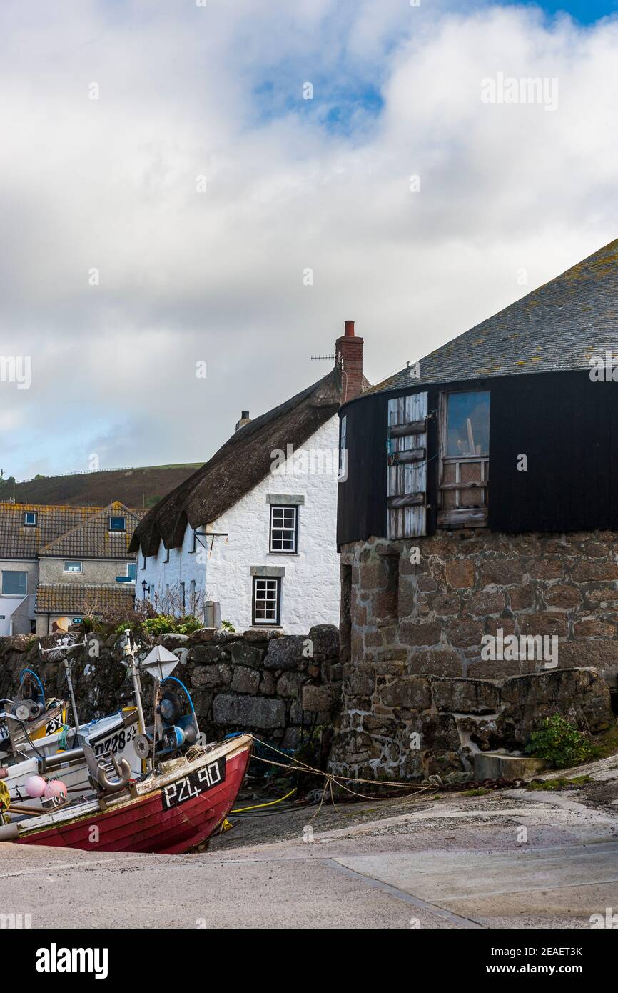 Barche da pesca a riva a Sennen Cove, di fronte alla Round House, una casa del 18 ° secolo, ora una galleria d'arte, Penwith Peninsula, Cornovaglia, Regno Unito Foto Stock