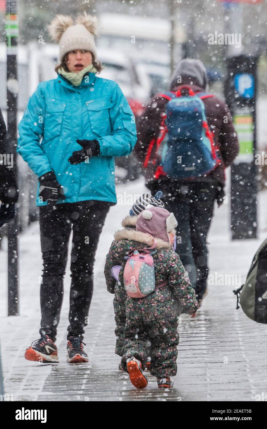 Londra, Regno Unito. 9 Feb 2021. Una fredda giornata innevata sul Clapham Common. E 'abbastanza occupato, nonostante Lockdown 3, come la gente cerca aria fresca e l'esercizio. Credit: Guy Bell/Alamy Live News Foto Stock