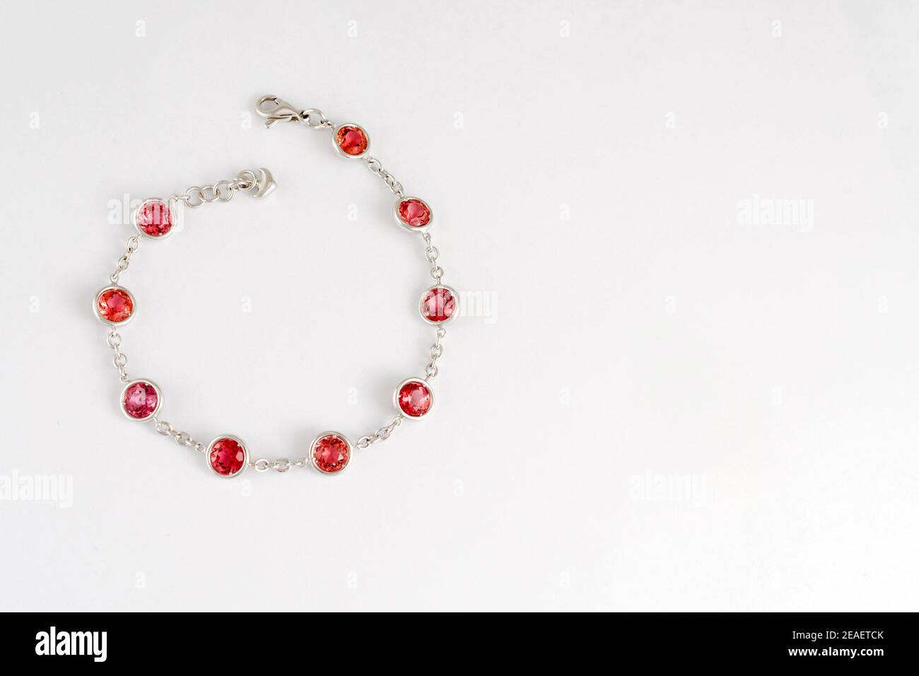 Bracciale moda zaffiro rosa su sfondo bianco.pietre preziose rosa in oro bianco, tema gioielli. Foto Stock