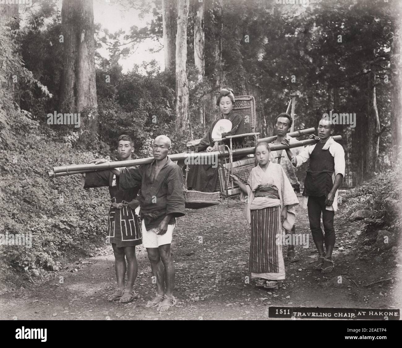 Fotografia vintage tardo 19 ° secolo: Donna in una sedia di viaggio, sedia berlina, Hakone, Giappone Foto Stock