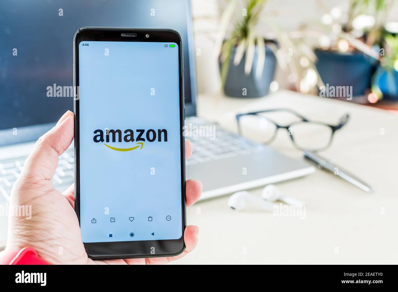 BIRRA SHEVA, ISRAELE - 29 dicembre 2020: Birra Sheva, Israele. 29 dicembre 2020: Tenere premuto a mano un cellulare con il logo Amazon sullo schermo. Foto Stock