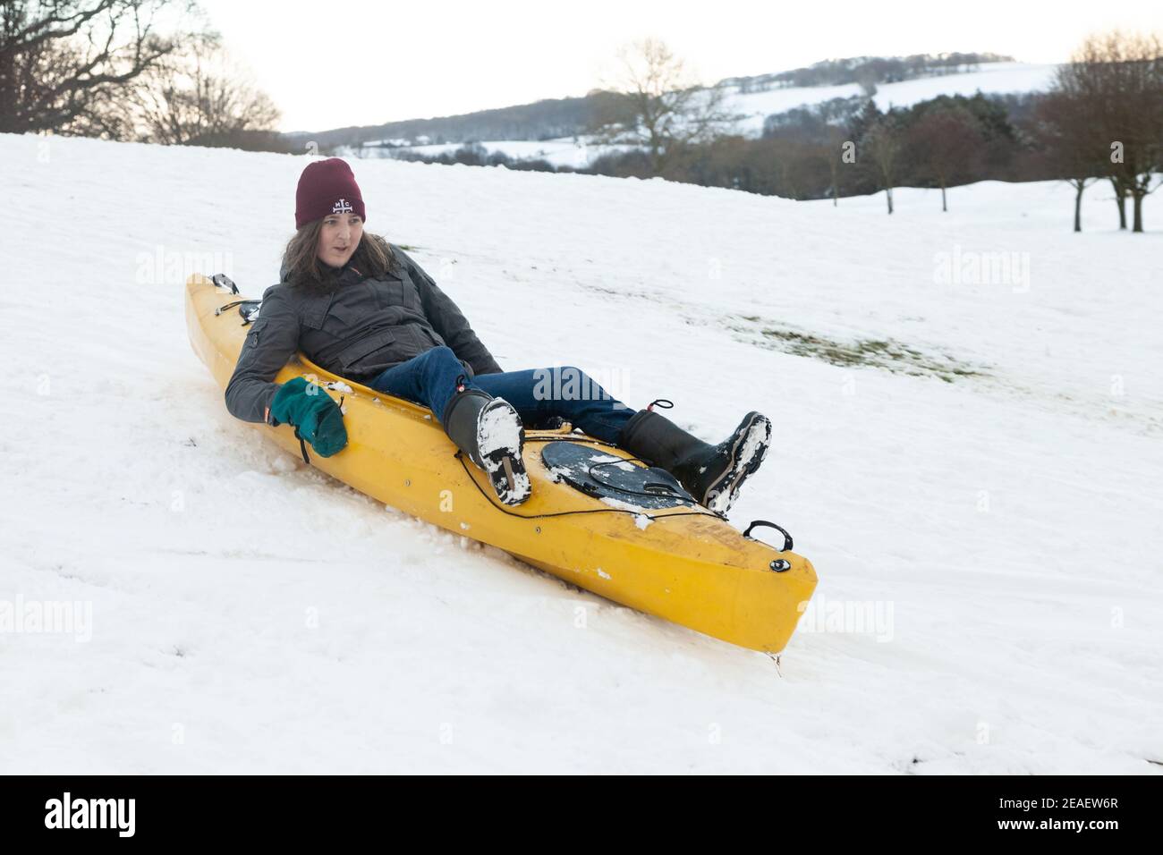 Aberdour, Regno Unito. 09 febbraio 2021. Utilizzando un kayak nella neve oggi al campo da golf Aberdour. Aberdour, Fife. Credit: Richard Newton/Alamy Live News Foto Stock