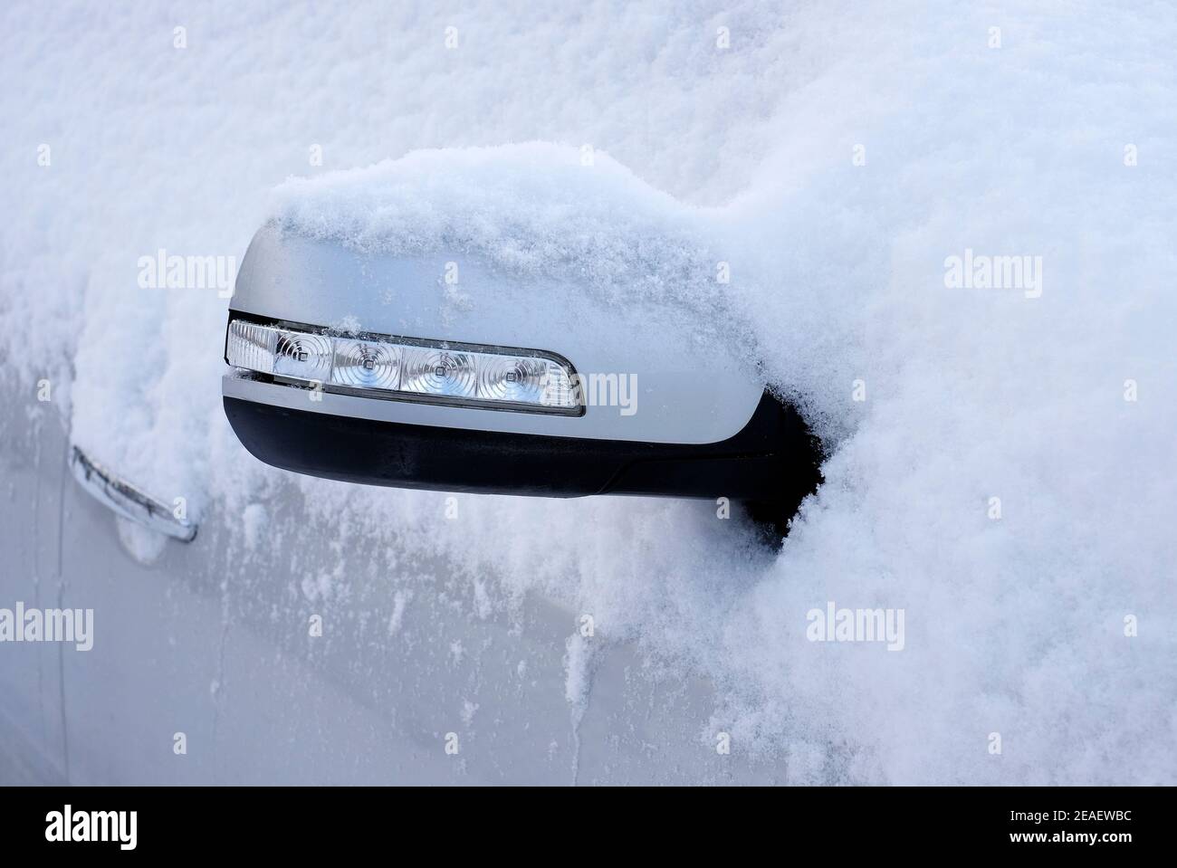 winter motoring motor vehicle specchio ad ala coperto di neve, norfolk, inghilterra Foto Stock