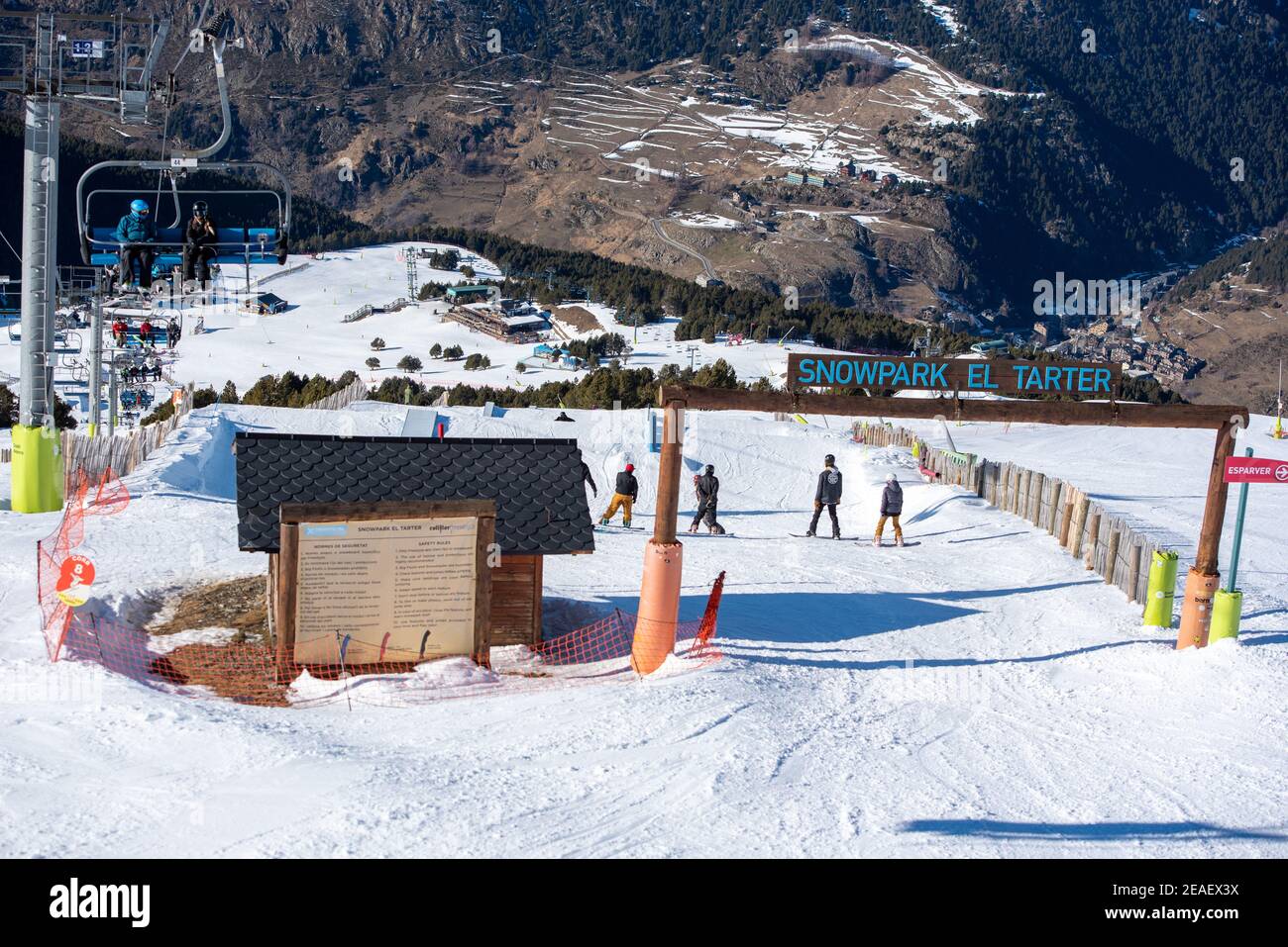 El Tarter, Andorra: 2021 febbraio 08: Parco neve presso la stazione sciistica di Grandvalira nell'inverno 2021 Foto Stock