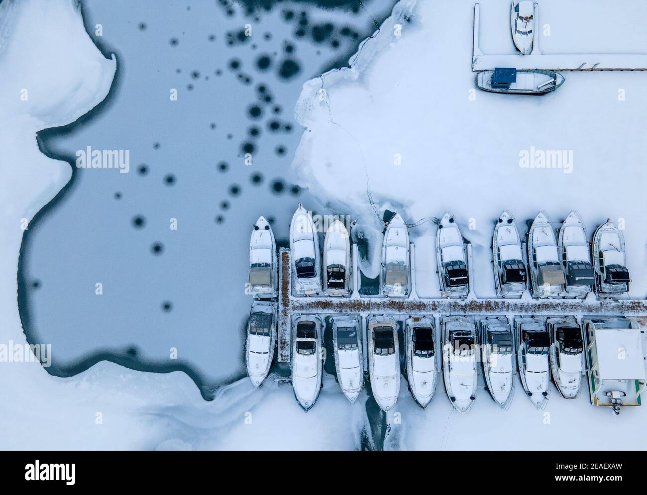 09 febbraio 2021, Meclemburgo-Pomerania occidentale, Waren (Müritz): Le barche giacciono sul ghiaccio in un molo sul fiume Elde. (Foto aerea con un drone) le temperature di congelamento forniscono una coperta di ghiaccio sui laghi e canali del Meclemburgo-Vorpommern. Foto: Jens Büttner/dpa-Zentralbild/dpa Credit: dpa Picture Alliance/Alamy Live News Foto Stock