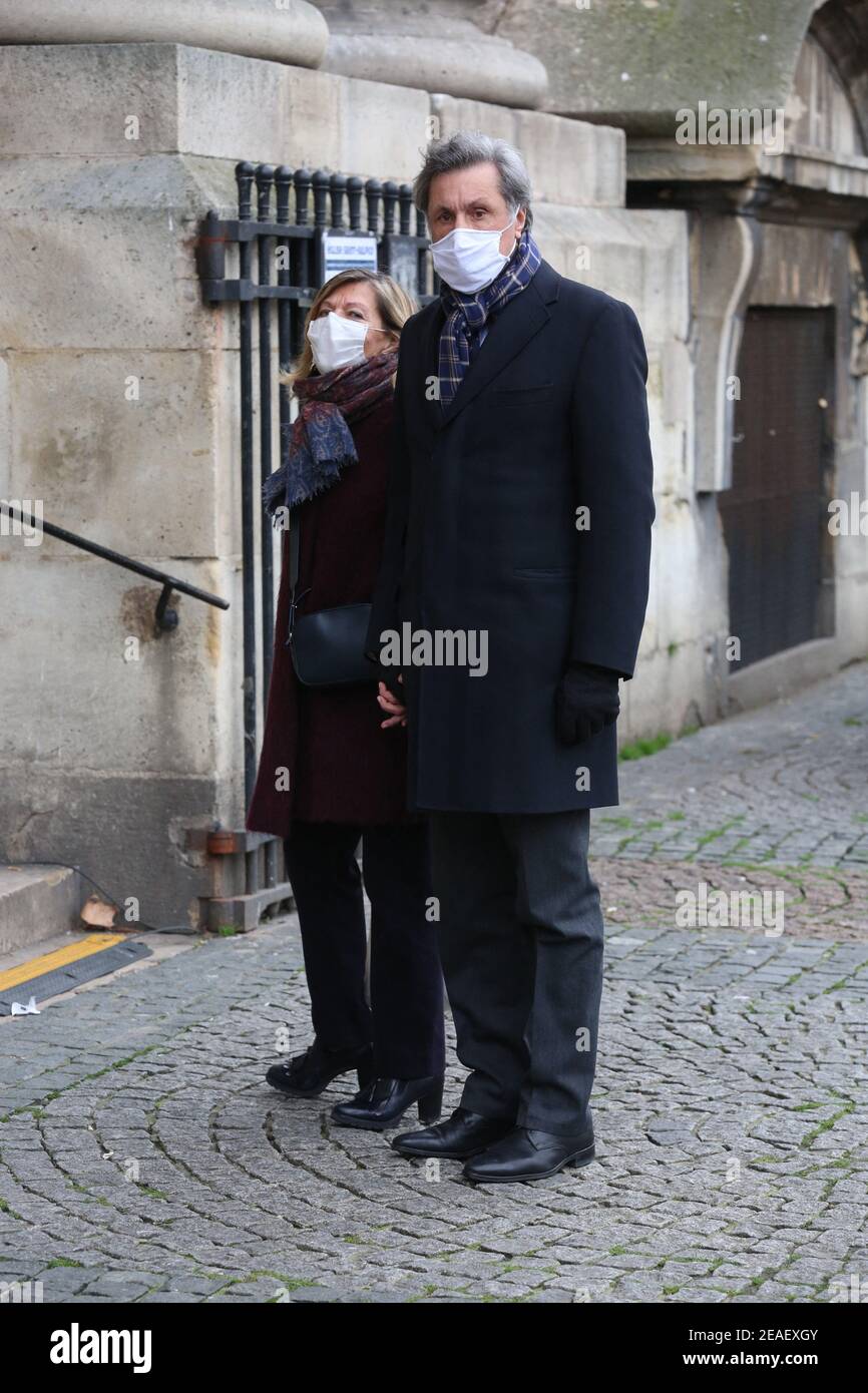 Parigi, Francia. 09 febbraio 2021. Patrick de Carolis arriva a una messa tributo per l'attore e regista francese Robert Hossein alla chiesa di Saint-Sulpice a Parigi, Francia il 9 febbraio 2021. Morì di Covid-19 all'età di 93 anni il 31 dicembre 2020. È famoso per le sue mega-produzioni di classici come 'Les Miserables' e 'la Cacciata di Notre-Dame'. Foto di Jerome Domine/ABACAPRESS.COM Credit: Abaca Press/Alamy Live News Foto Stock