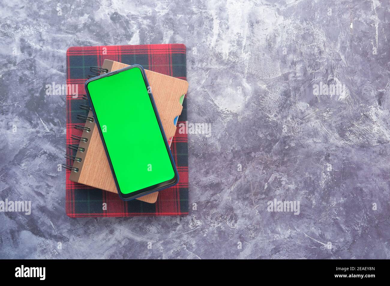 vista dall'alto dello smartphone e del blocco note sul tavolo Foto Stock