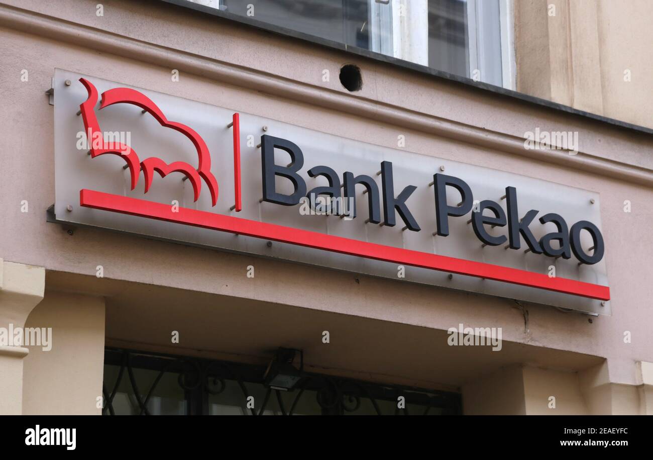 Cracovia. Cracovia, Polonia. Bank Pekao logo sulla facciata dell'ufficio locale. Foto Stock