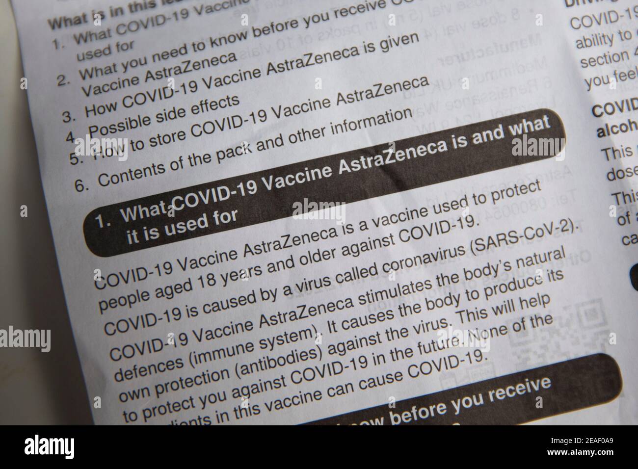 OXFORD, UK - Febbraio 2020: Opuscolo informativo sul vaccino AstraZeneca covid Foto Stock