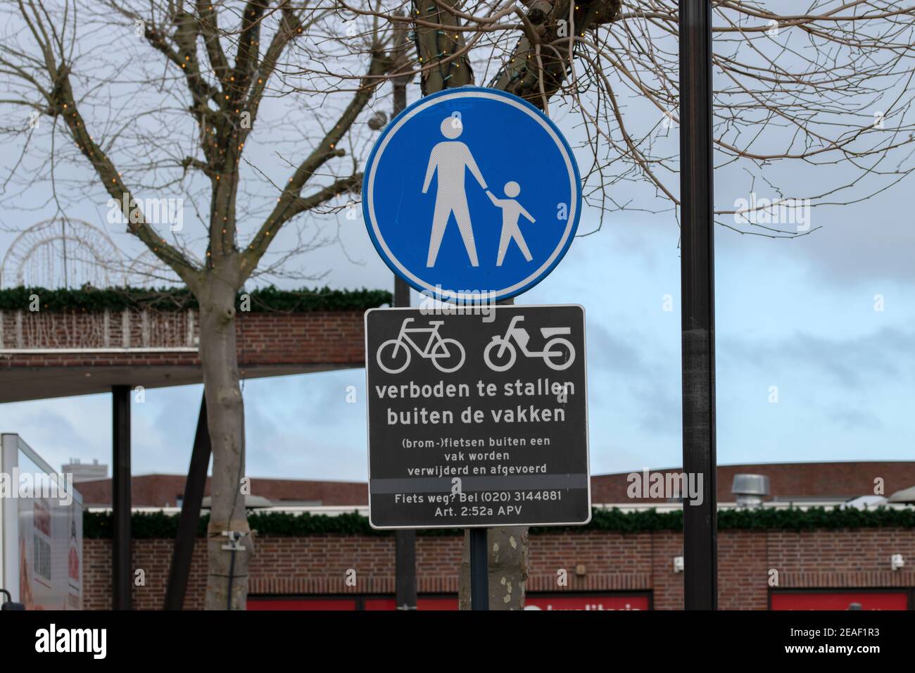 Cartello di avvertenza vietato parcheggiare i veicoli presso il centro commerciale A Diemen Paesi Bassi 1-12-2020 Foto Stock