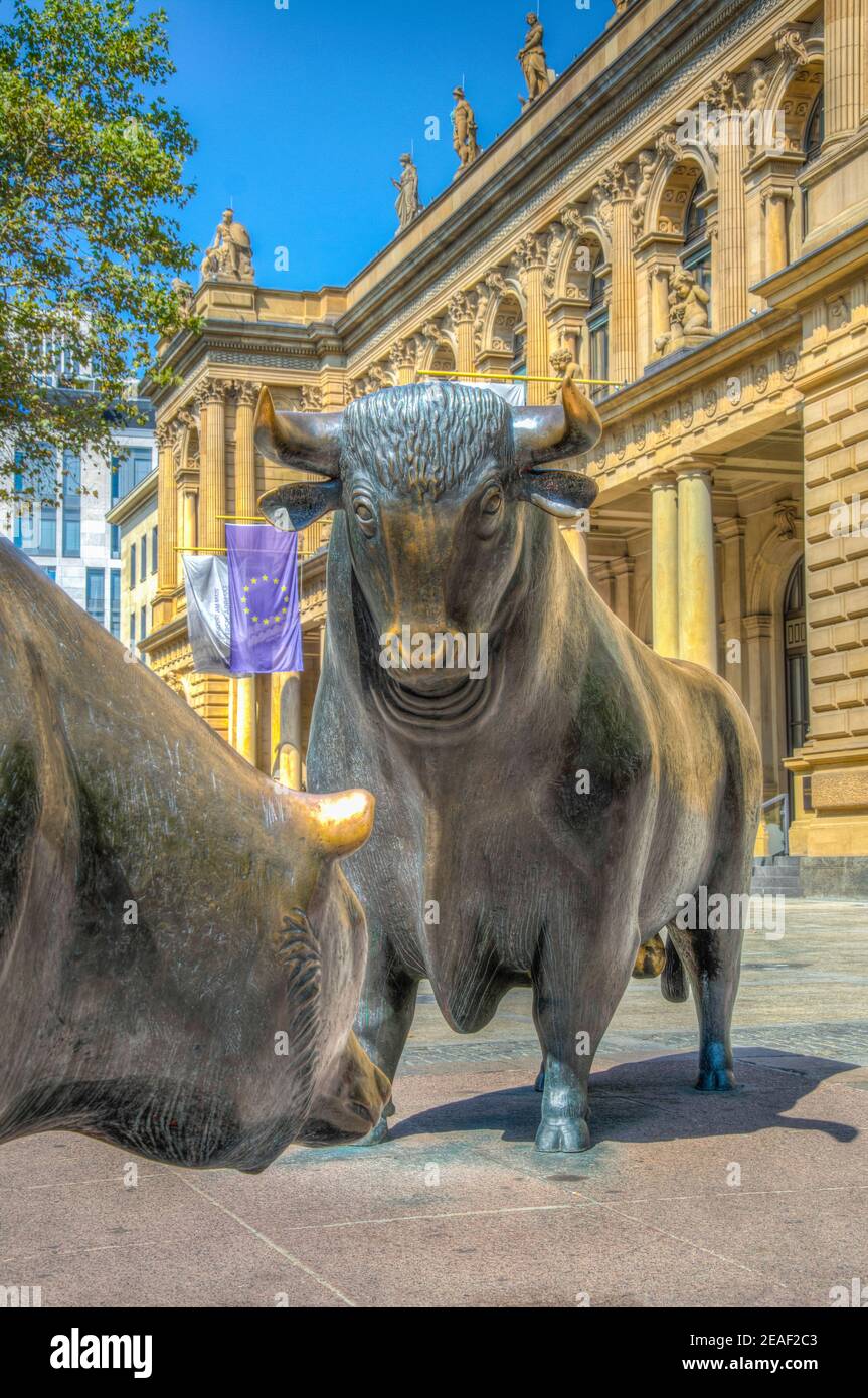 Statue di un orso e di un toro di fronte alla Borsa di Francoforte, Germania Foto Stock