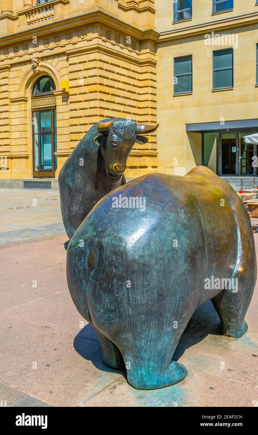 Statue di un orso e di un toro di fronte alla Borsa di Francoforte, Germania Foto Stock