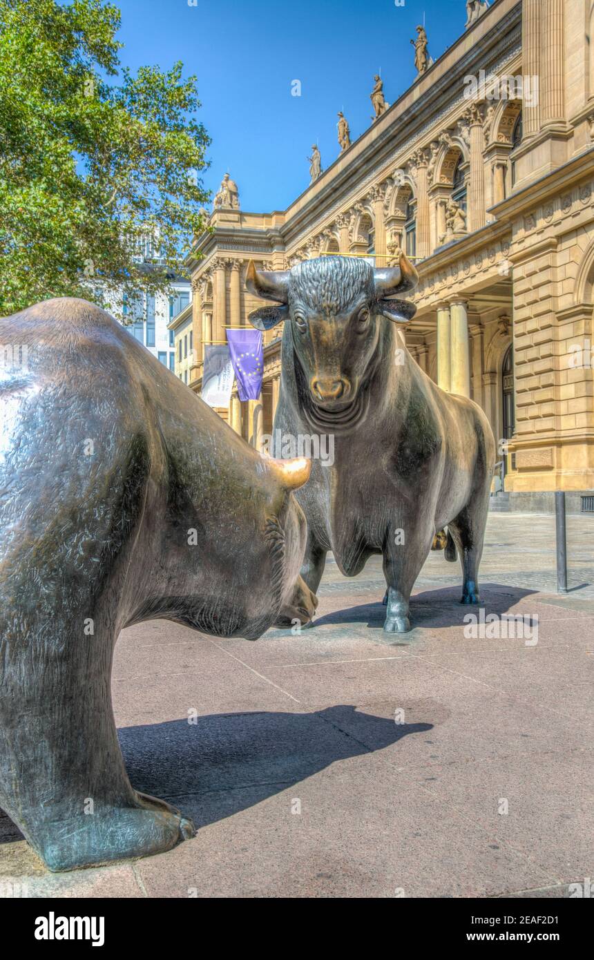 Statue di un orso e di un toro di fronte alla Borsa di Francoforte, Germania Foto Stock